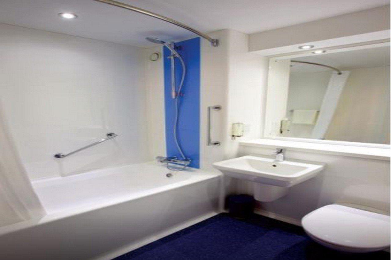 Travelodge Widnes Exterior photo