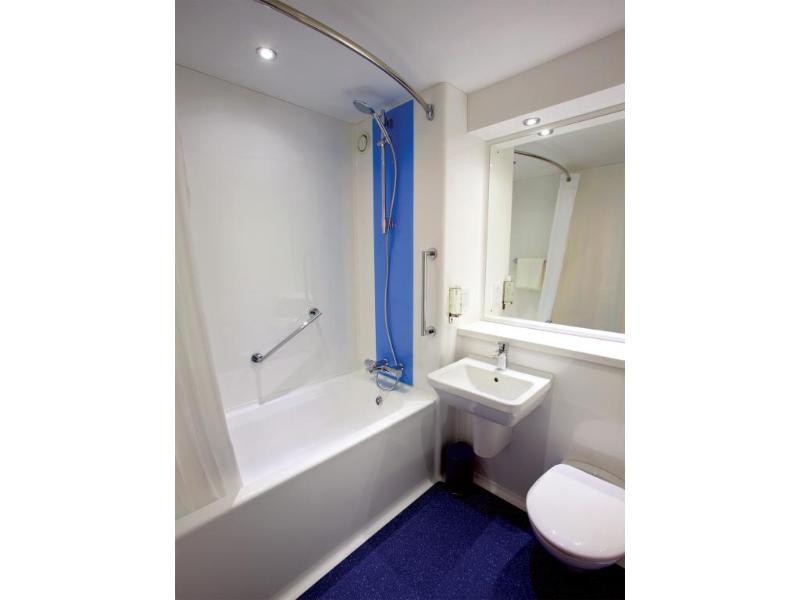 Travelodge Widnes Exterior photo